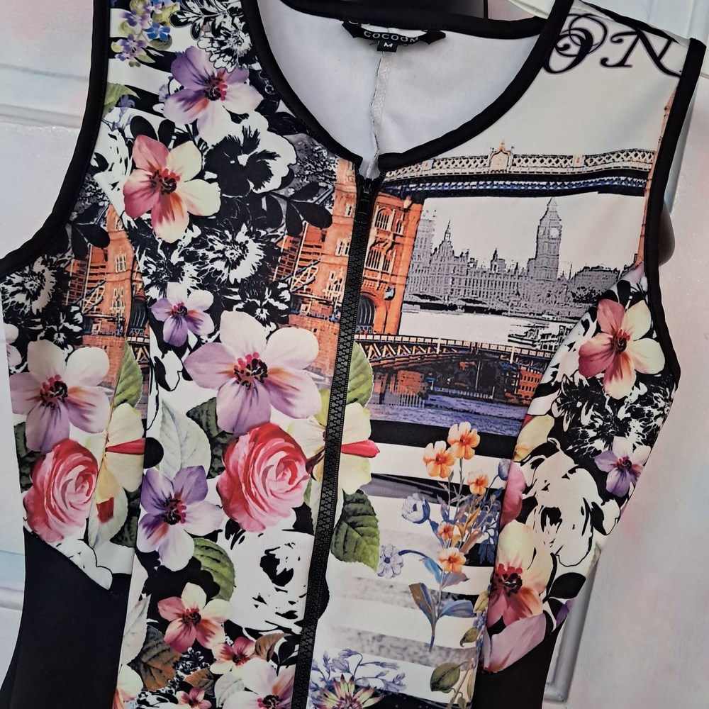 Elegant Cityscape and Floral Print Midi Dress - Picture 3 of 8